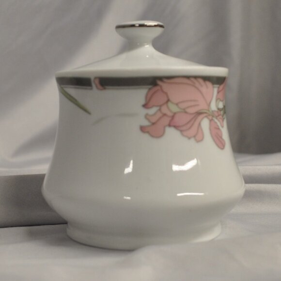 Silverie 12 oz vintage Iris sugar bowl with lid porcelain? (219w) - Picture 5 of 12
